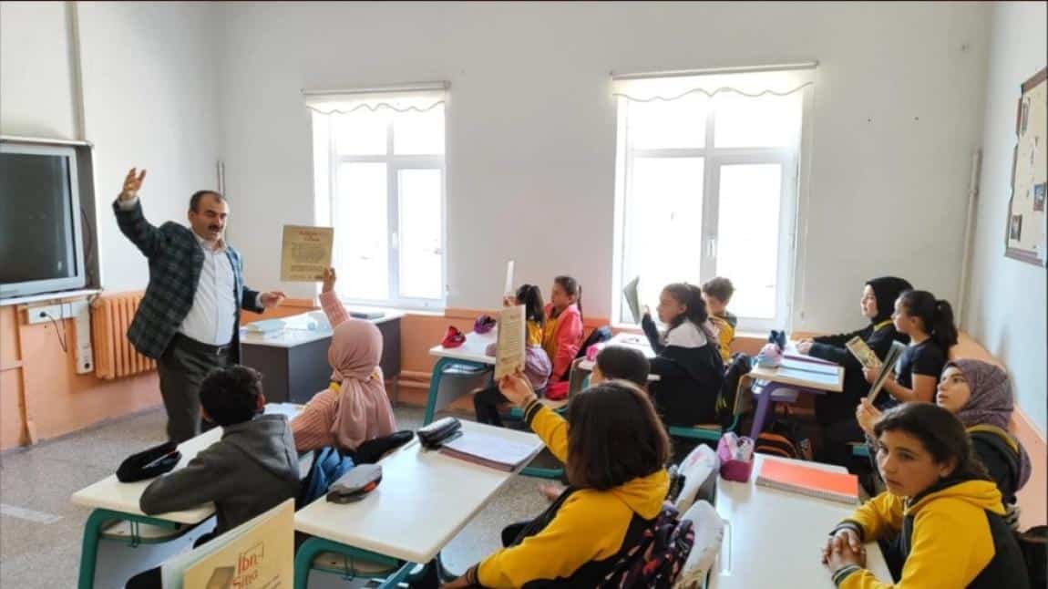 Yozgat Bozok Üniversitesi (YOBÜ) akademisyenleri Prof. Dr. Mustafa Böyükata ve Öğretim Görevlisi Ferhat Oflezer, Çandır ilçesindeki öğrencilerle bilim ve bilişim üzerine etkileyici söyleşiler gerçekleştirdi